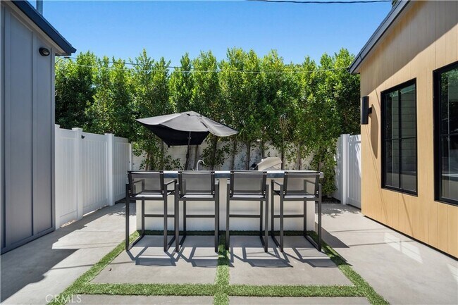 Building Photo - 17631 Tarzana St
