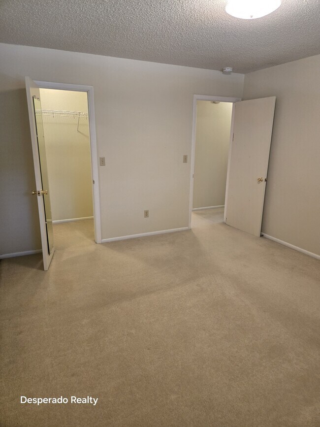 Building Photo - 414 E Thunderbird Dr
