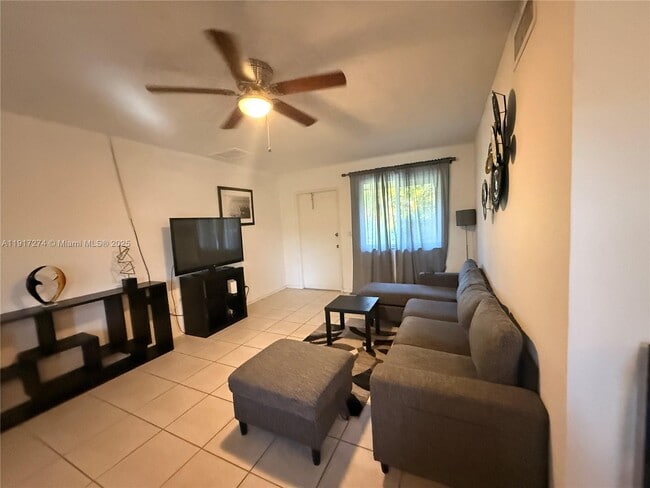 Building Photo - 1104 N 17th Ct