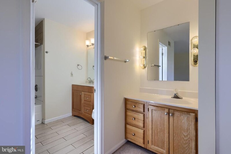 Building Photo - 1902 Pin Oak Dr