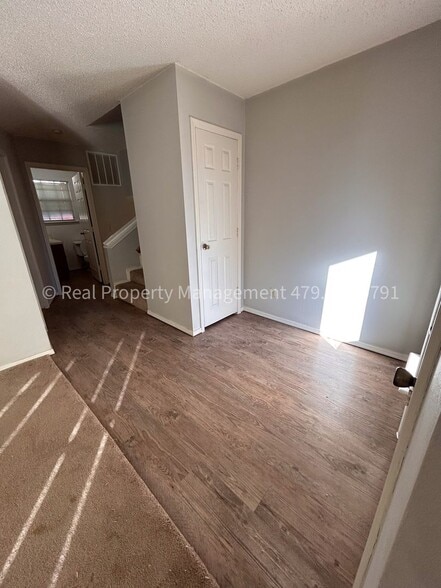 Building Photo - 106 Oak St