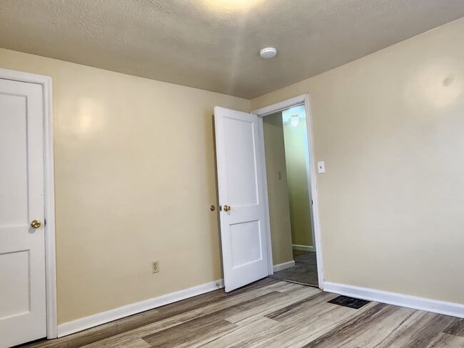 Building Photo - 964 S Harris Ave