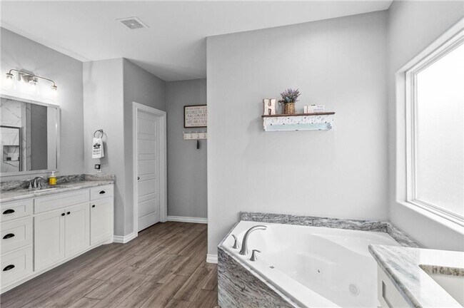 Building Photo - Spacious 4 or 5 Bedroom Home for Rent | Desirable Southside Location