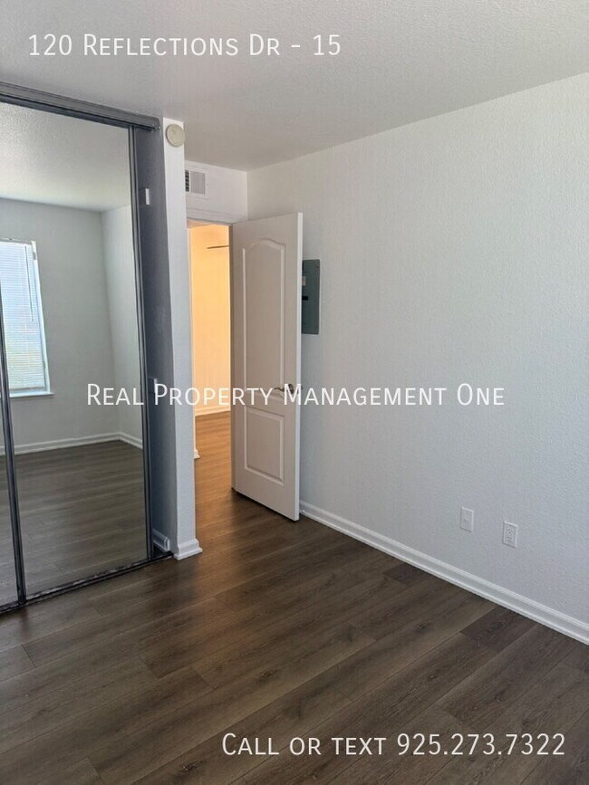 Building Photo - 120 Reflections Dr