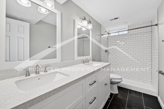 Building Photo - Gorgeous Home with Washer/Dryer and Fenced Yard