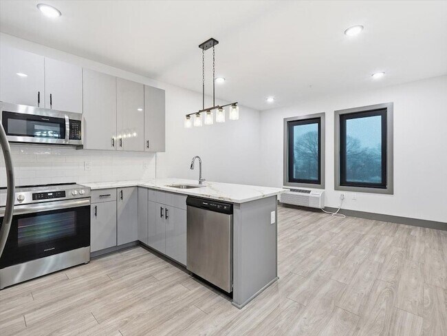 Building Photo - 531 32nd St