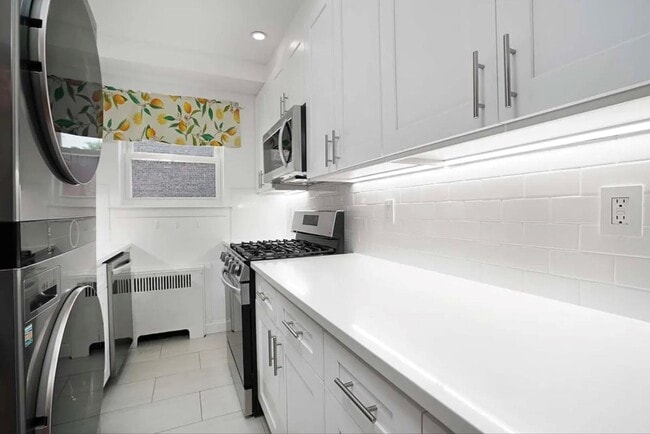 Building Photo - 3038 Kingsbridge Terrace