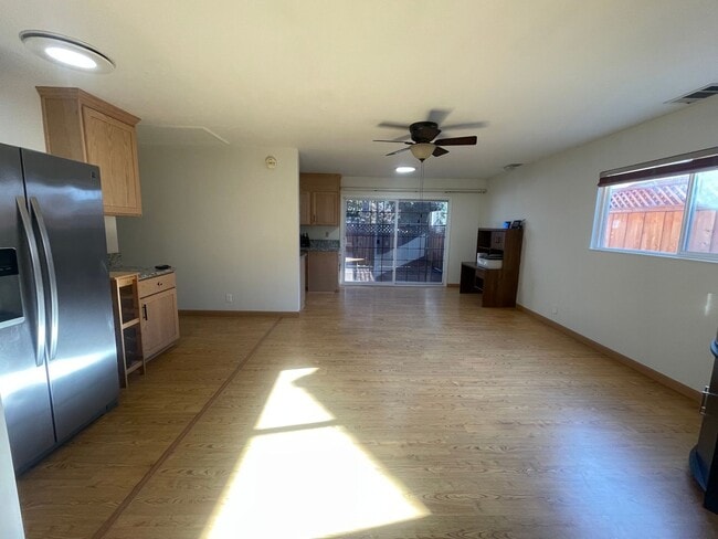 Building Photo - SAN JOSE - Beautifully Maintained 2/1 Sing...