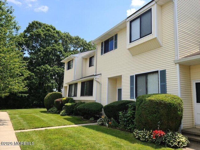 Building Photo - 215 Clubhouse Dr