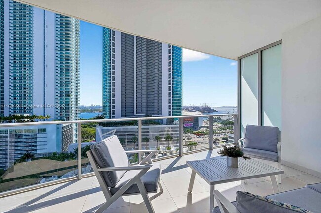 Building Photo - 851 NE 1st Ave