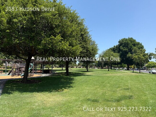 Building Photo - 3083 Hudson Dr