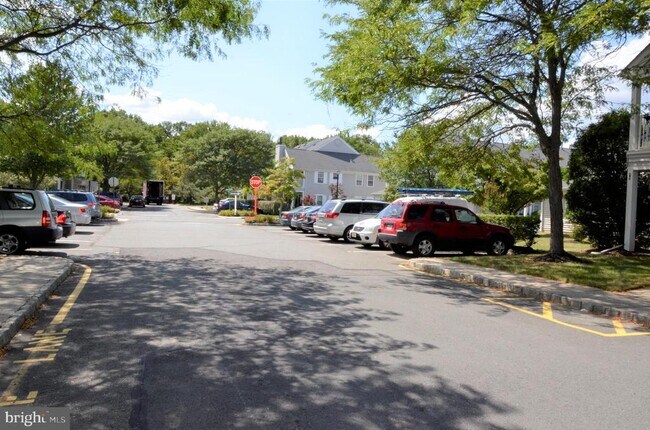 Building Photo - 818 Roundtree Pl