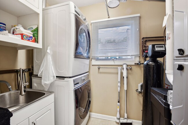 Full-size washer and dryer - 245 Inland Ln N