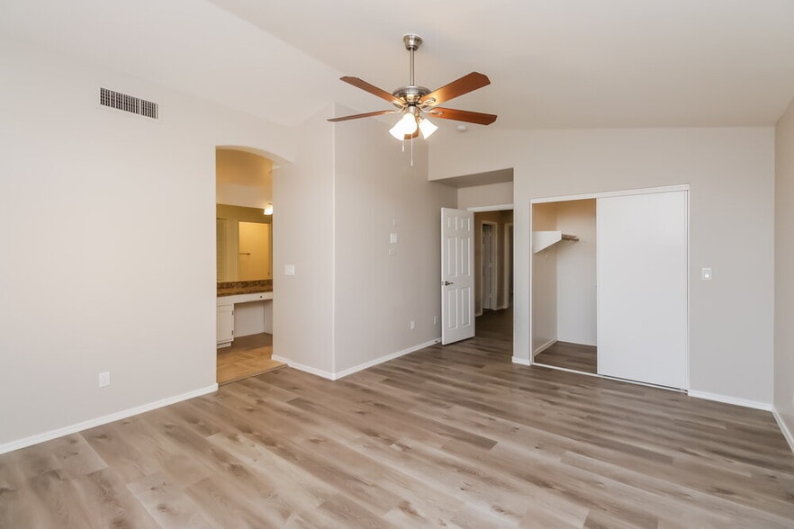 Building Photo - 1366 E Vaughn Ave