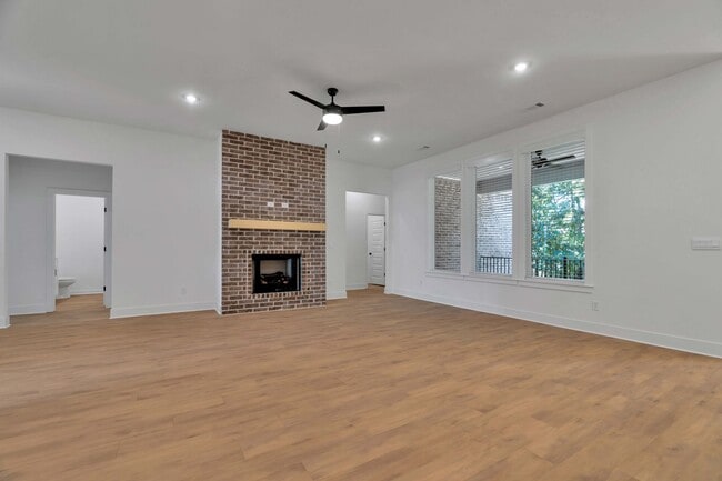 Building Photo - Large 5 Bedroom 3 Bath home in great location!