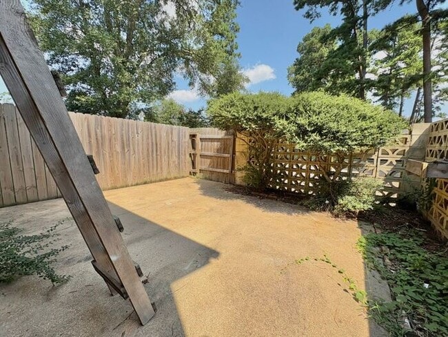 Building Photo - Available Now! Beautiful 3 bedroom 2.5 bat...