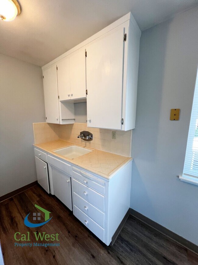 Building Photo - $2,195 - Cozy 1/1 located near the Rose Garden