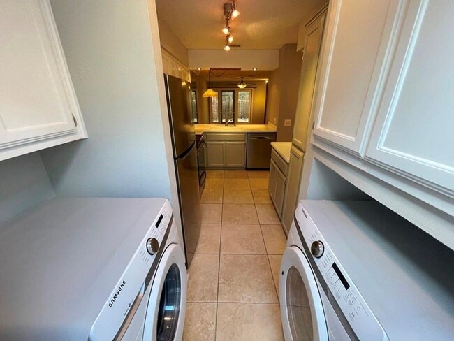 Building Photo - 2-bedroom 2 full bathroom condo in desirab...