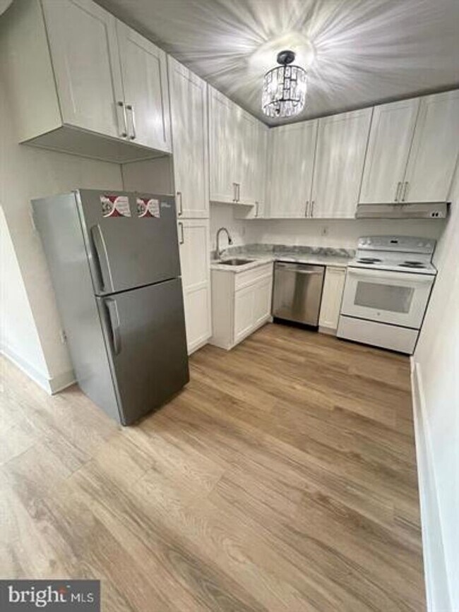 Building Photo - Spacious Studio with all Utilities Included