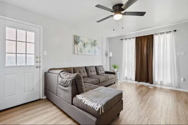 Building Photo - 4203 Deek Dr