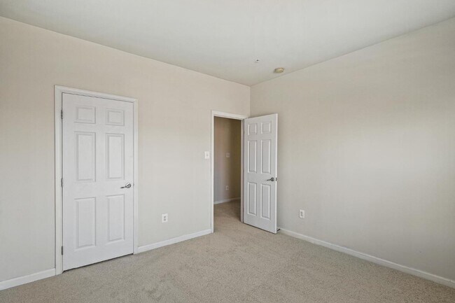 Building Photo - Exquisite brick-front duplex condo, ideall...