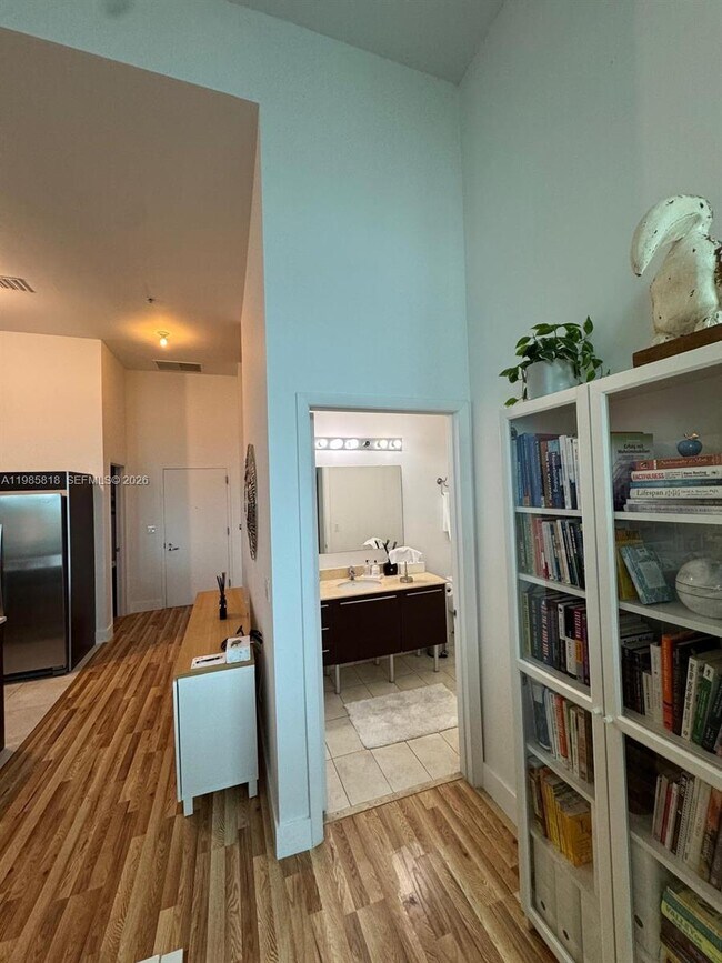 Building Photo - 1900 N Bayshore Dr