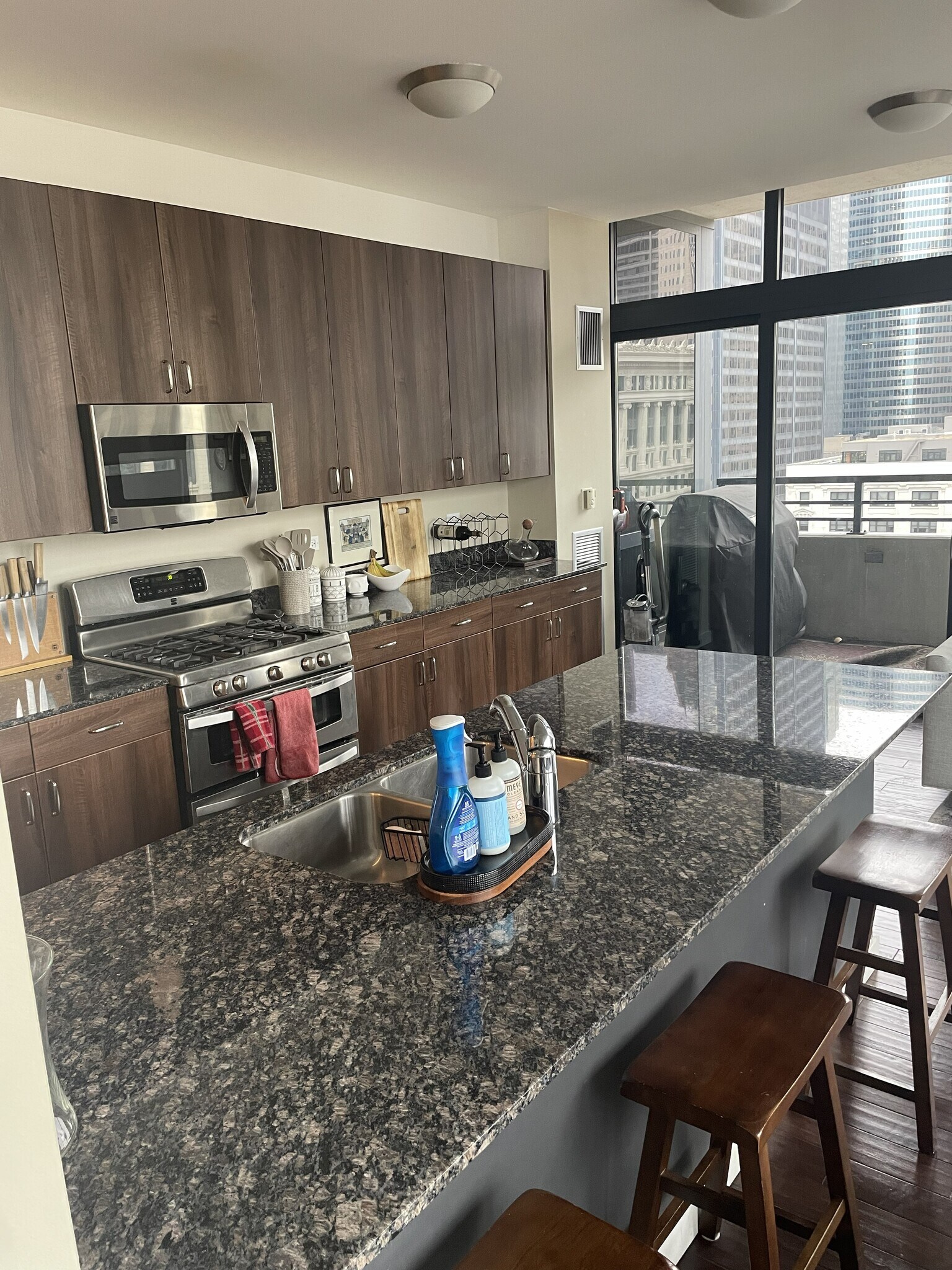 Building Photo - 235 W Van Buren St