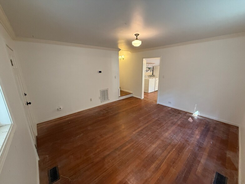 Building Photo - 910 Orient St