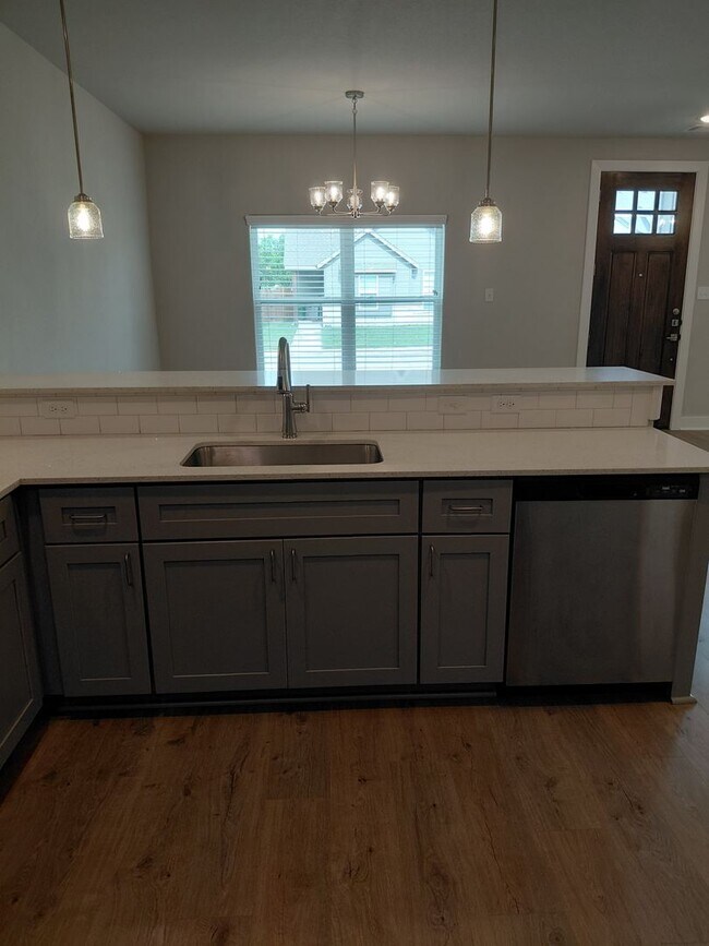 Building Photo - 3/2/2 - FENCED BACKYARD!!! GREAT NEIGHBORHOOD - Godley ISD - Summer Specials!