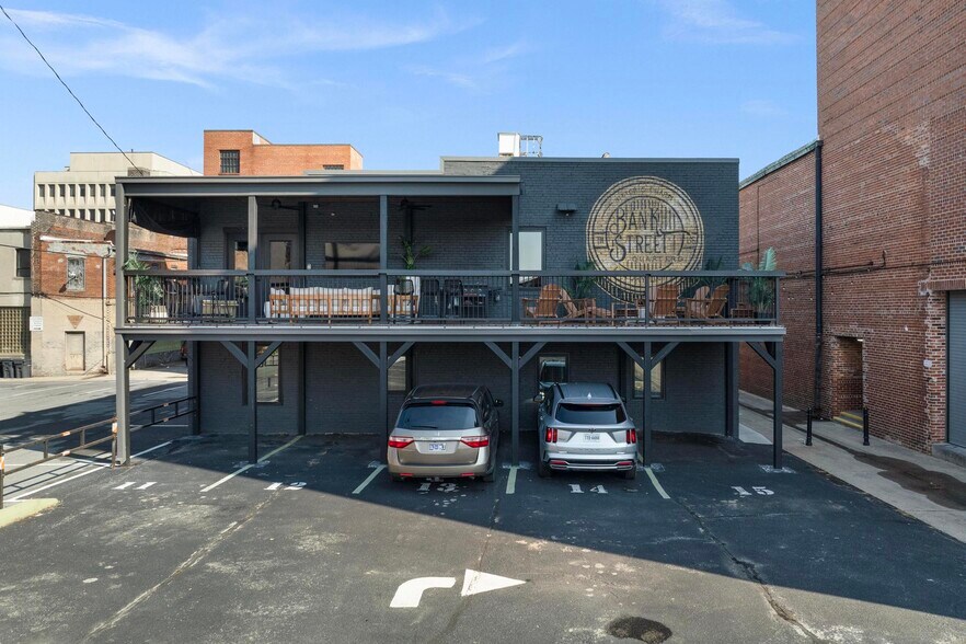 Building Photo - 18 Bank St