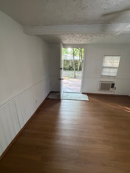 Building Photo - 209 Strawberry Ln
