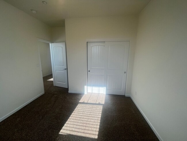 Building Photo - 4 Bedroom 2, Bath, 2900 sqft. w/t Separate 1 Bedroom 1 Bath Guest Quarters for Lease.