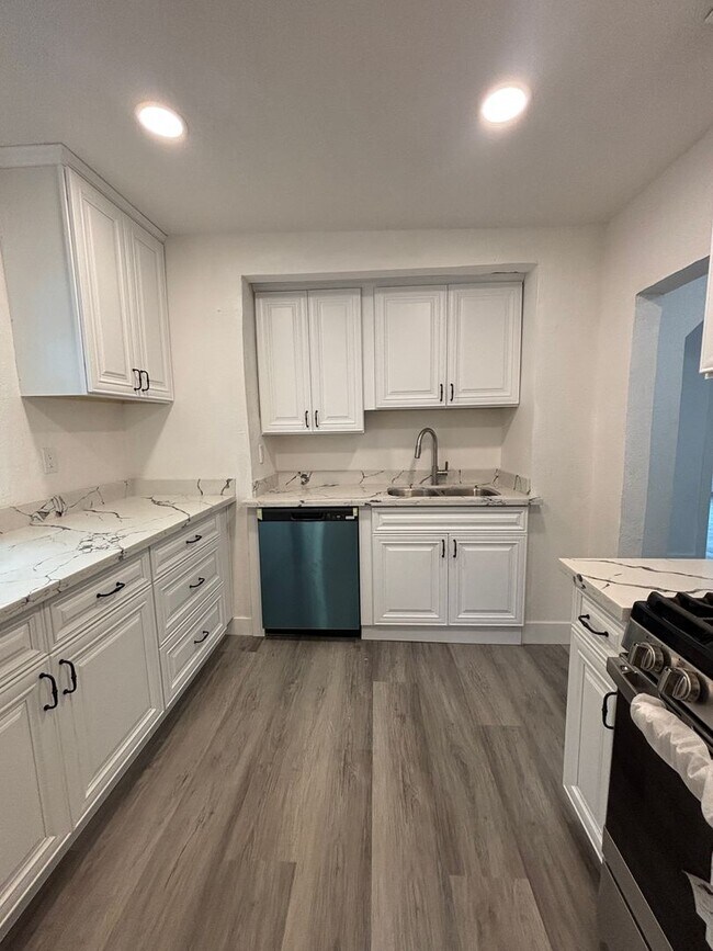 Building Photo - 54-1617