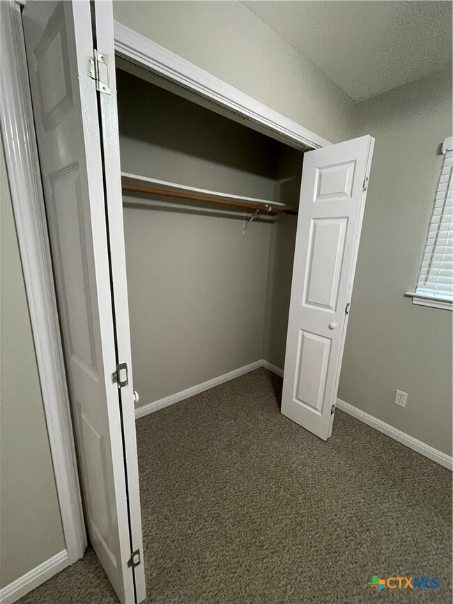 Building Photo - 542 Lonesome