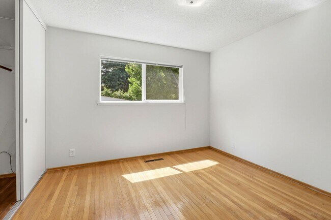 Building Photo - What a Great Home! Available Now!