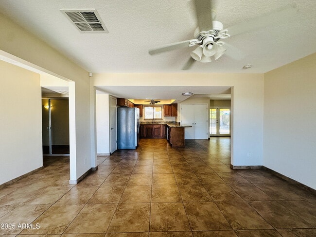 Building Photo - 3839 E Sunnyside Dr