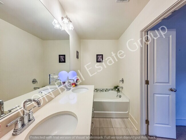 Building Photo - Spacious 3/2.5 Townhome