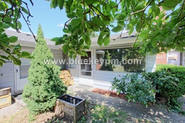 Building Photo - One Month Free Rent with 12 Month Lease:  ...