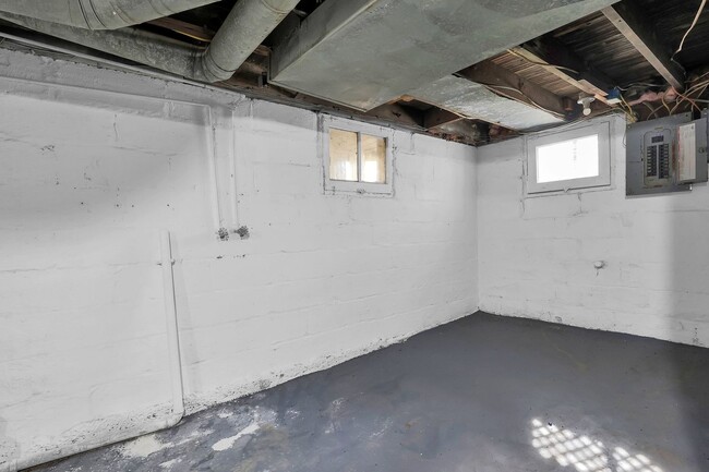 Building Photo - Updated 3 Bed Home
