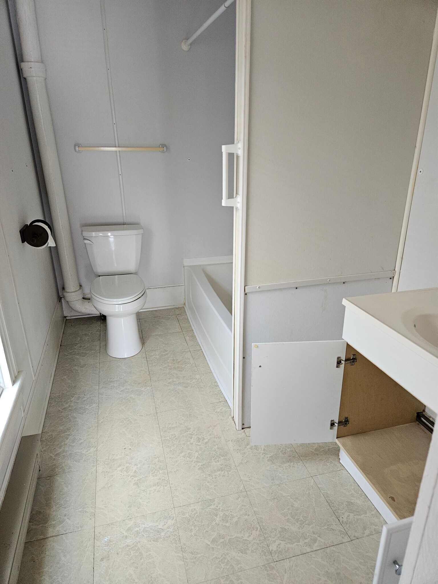 bathroom - 117 E 8th St