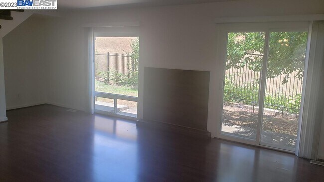 Building Photo - 709 Tamarack Dr