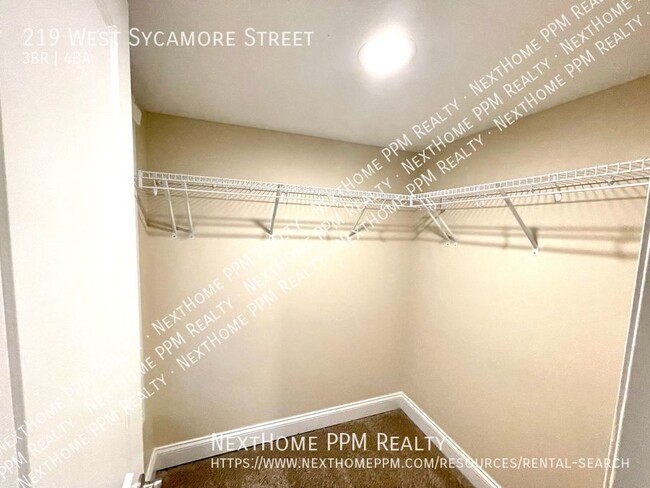 Building Photo - 219 W Sycamore St
