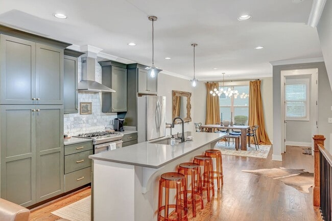 Building Photo - 3 Bed/ 3.5 Bath Townhome in Wedgewood with 2 Car Garage, Furnished or Unfurnished