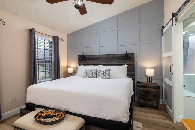 Building Photo - 8467 Willow Creek Dr