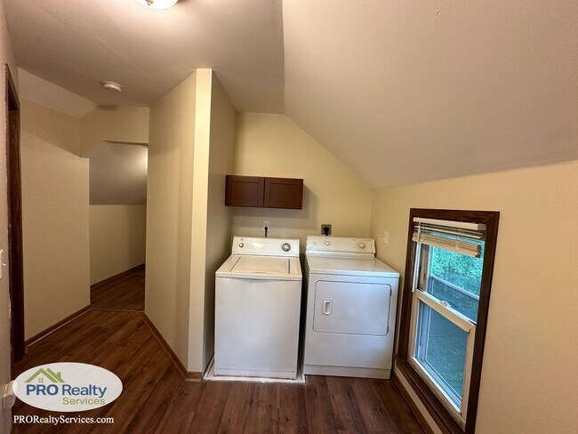 Building Photo - 3 Bedroom Home in St. Paul