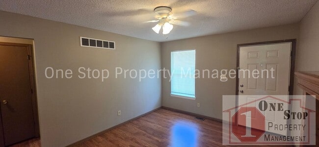 Building Photo - 3 Bedroom 2 Bathroom Duplex with 1 car garage in KCMO
