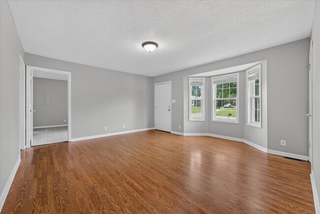 Building Photo - Pet Friendly Three Bedroom!