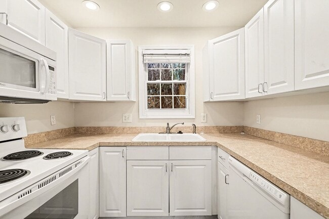 Building Photo - Cozy Cottage in Downtown Fredericksburg