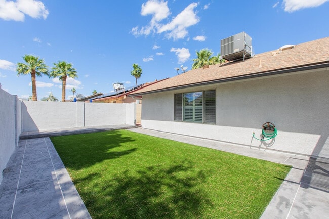 Building Photo - 2607 E Larkspur Dr