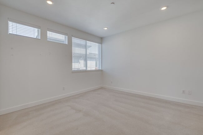 Building Photo - Modern Sammamish Townhome with Style, Spac...